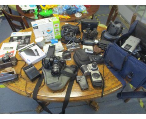 A mixed lot of digital and vintage cameras to include a Minolta AL, Minolta Dynax 7000i, Olympus Trip 35, Sony Digital Movica