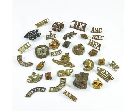 MILITARIA, A LARGE COLLECTION OF BRITISH ARMY BRASS SHOULDER TITLES, APPROX. 100 IN TOTAL