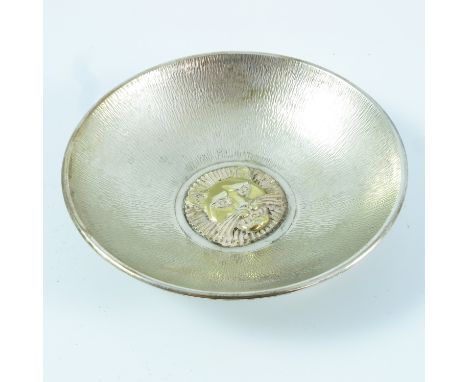 STUART DEVLIN SILVER DISH, APPROX. 13 cm DIA. WITH CENTRAL RELIEF LION MASK PANEL DECORATION