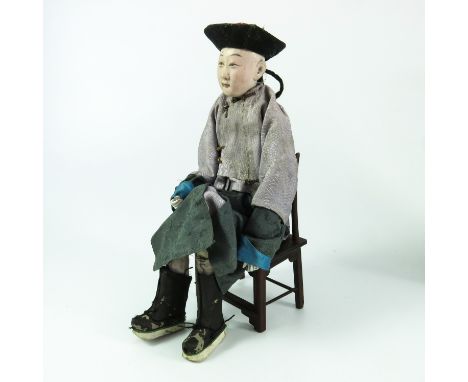 RARE 19TH CENTURY CHINESE PORCELAIN HEAD DOLL, JOINTED CONSTRUCTION, DEPICTING A SEATED MAN IN TRADITIONAL COSTUME, WOODEN BO