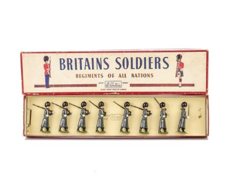 Britains set 312 Grenadier Guards marching at the slope, in Winter overcoats, in Regiments of the World box, VG in F box
Rubb