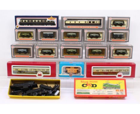 Model Railway: A collection of assorted boxed model railway to include: Bachmann, Dapol, Airfix and more. Seventeen examples 