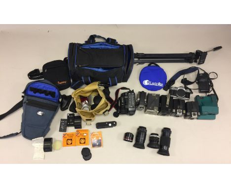 BOX BROWNIE, CAMERAS/POLAROID/LENSES. Collection of cameras and paraphernalia to include: Kodak Brownie Hawkeye camera (x2), 