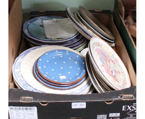 A BOX CONTAINING A SELECTION OF COLLECTOR'S &amp; DOMESTIC PLATES, to include Wedgwood, Poole, Coalport, etc. 