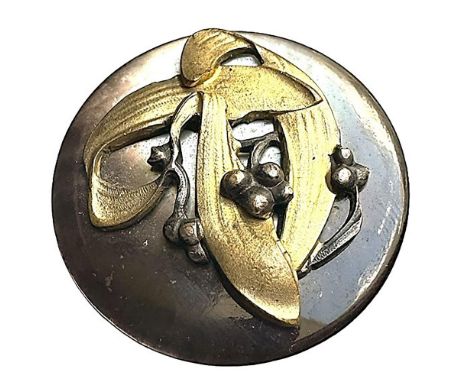 1 Large 19th century pearl with berries and leaves. Here is a beautiful example of 19th century craftsmanship. The shaded pea