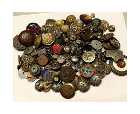 Here is another nice lot of assorted metal buttons. This bag contains many sizes, types of metal and much more. Issued: DIVIS