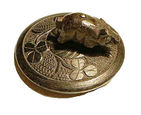 1 Large early 20th century movable part Pig button. Here is an incredible and cool button. The base of Bogwood is carved and 