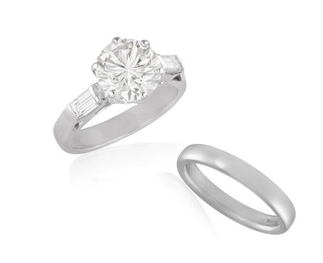 A DIAMOND SINGLE-STONE RINGSet with a brilliant-cut diamond weighing approximately 2.20cts within a six-claw setting, between
