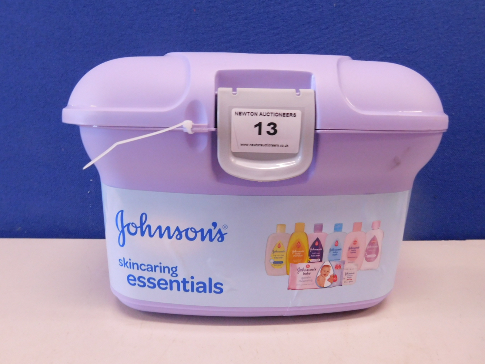 1 JOHNSONS BABY SKIN CARING ESSENTIALS GIFT BOX RRP £34.99