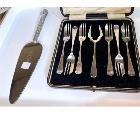A hallmarked silver set of 6 pastry forks with serving fork, cased, Sheffield 1928, 4oz; a pie slice with silver king's patte
