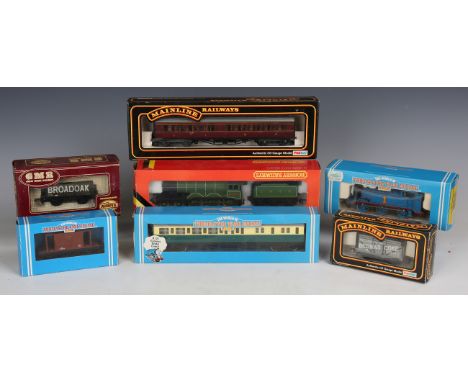 A collection of gauge OO railway items, including a Hornby Dublo locomotive 'Cardiff Castle' and tender, two Hornby Railways 