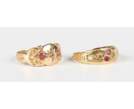 An 18ct gold, red gem and diamond three stone ring with scroll decoration to the shoulders, Birmingham 1911, ring size approx