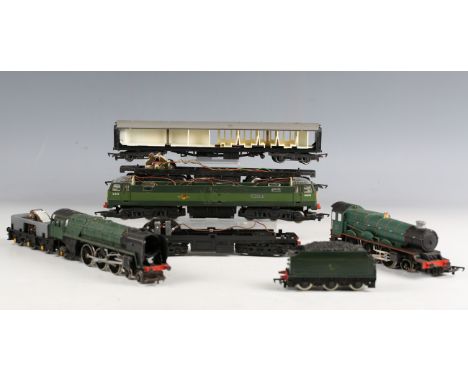 A small collection of Hornby gauge OO railway items, comprising DCC Ready R.2355 Class Q1 locomotive and tender, DCC Ready R.