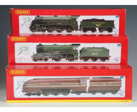 A small collection of Hornby gauge OO DCC Ready rolling stock, comprising R.2843 Schools Class locomotive 907 'Dulwich' and t