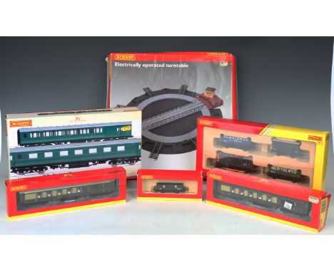 A collection of Hornby and Hornby Railways gauge OO items, including R.2355B DCC Ready Class Q1 locomotive 33013 and tender, 