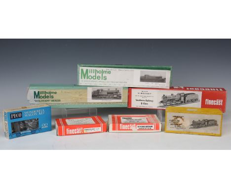 A collection of gauge OO locomotive and tender diecast model kits, including a Wills Finecast Q Class locomotive and tender, 