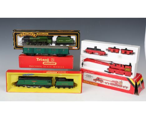 A small collection of gauge OO railway items, including a Tri-ang Hornby R.869s Battle of Britain Class locomotive and tender