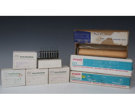 A good collection of gauge OO coaches, lineside accessories and goods model kits, including a Dapol water tower, Parkside, Ra