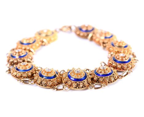 14 kt. Gouden armband, opgebouwd uit 11 ronde appliques, elk bezet met een oud briljant geslepen diamant van ca. 0.02 ct, een