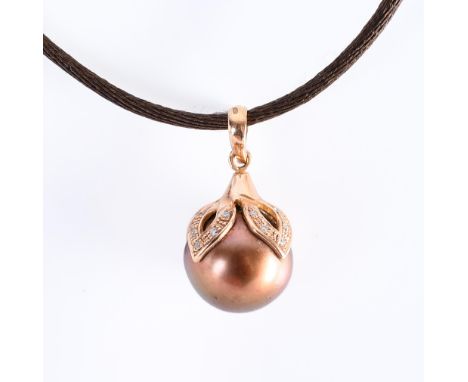 18 kt. Roodgouden hanger, met een ronde bruine Tahiti parel, diam. ca. 14 mm. De kap met bladvormen bezet met briljant geslep