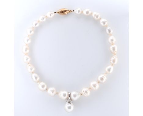 Zuidzee parelcollier, opgebouwd uit barokparels (11 - 14 mm) aan een 14 kt. roségouden sluiting. In het midden een 18 kt. wit