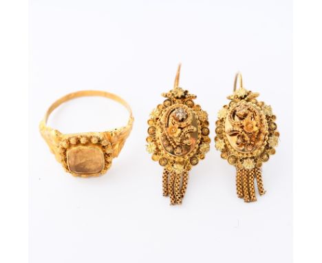 18 kt. Gouden ring en een paar 14 kt. gouden oorhangers, ca. 1900. De ring bezet met een kussenvormige citrien in een entoura