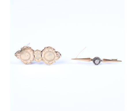 Twee 14 kt. gouden broches, één gemaakt van een boekslot, gedecoreerd met gravé (sluiting zilver), de ander een staafbroche m