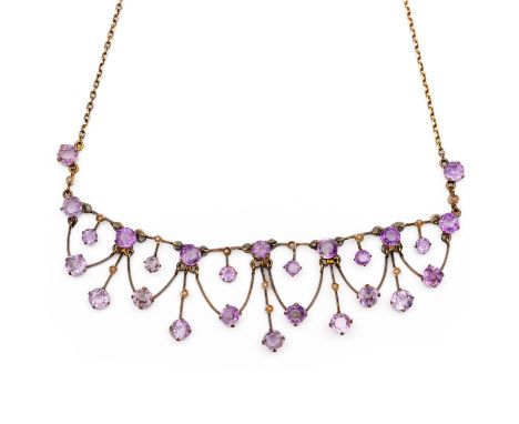 14 kt. gouden festoen collier, ca. 1900 De voorzijde met boogjes bezet met amethist in diverse tinten lila en zaadparels. Aan