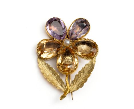 14 kt. gouden broche in de vorm van een viooltje, 19e eeuw. De bloemblaadjes bezet met citrien en amethist. In het hart een z