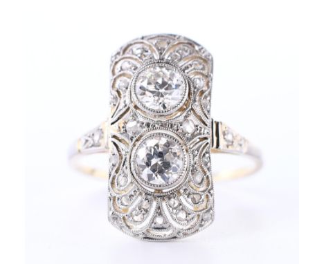 14 kt. Goud met platina applique ring Art Deco. De bovenzijde met waaiervormen en bezet met twee oud briljant geslepen diaman