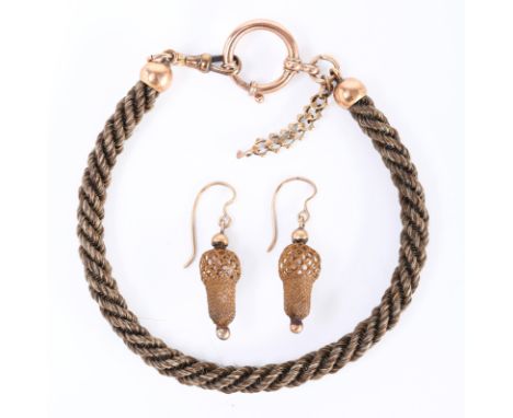 14 kt. Gouden oorbellen, in de vorm van een eikel, gemaakt van haar. Hierbij een horlogeketting van gevlochten haar aan een 1