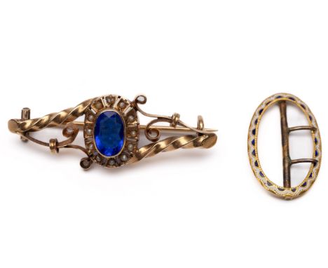 14 kt. Gouden broche en 18 kt. gouden gesp. De broche met een entourage van zaadparels en blauwe glas, de gesp met zwart wit 
