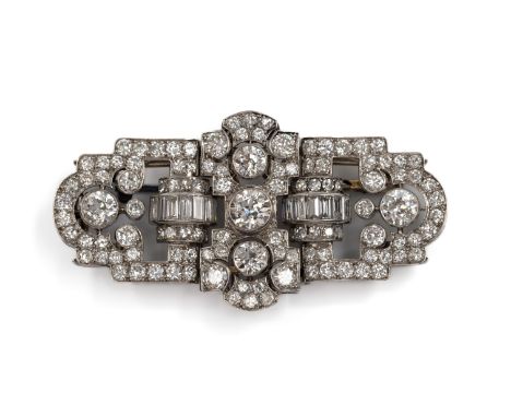 Platina met 14 kt. gouden dubbele diamanten clip broche, tevens hanger, Art Deco. Bestaande uit drie delen. Het middenstuk st