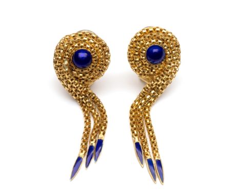 18 kt. Gouden oorclips, jaren '50 - '60. Opgebouwd uit drie strengen opgerolde schakels in het midden uitkomend bij een blauw
