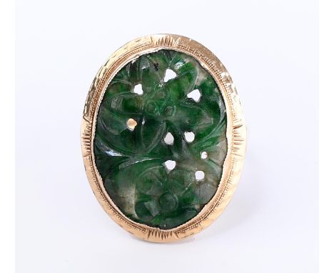 14 kt. Gouden ring de bovenzijde met gesneden nefriet met een voorstelling van bloemen bruto 4,4 gr., ringmt. 16,25 [1] 14 k.