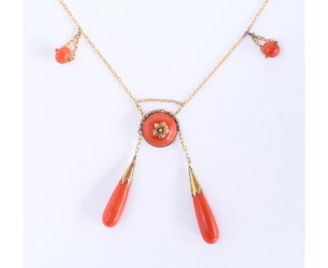 14 kt. Gouden negligé collier, begin 20ste eeuw. Met centraal een boutonvormige bloedkoraal waarop een gouden bloemetje (diam