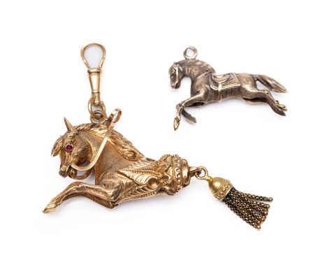 Twee 14 kt. gouden hangers. Beide in de vorm van een paard. Eén oorspronkelijk onderdeel van een horlogeketting bruto 14,7 gr