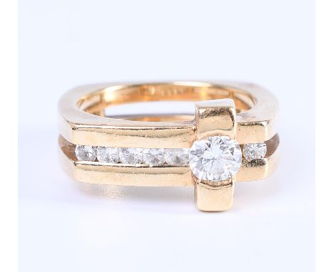 14 kt. Gouden moderne ring. Opgebouwd uit twee banen. De bovenzijde bezet met een briljant geslepen diamant van ca. 0.40 ct. 