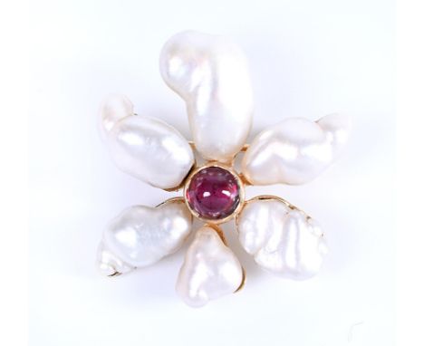 14 kt. Gouden broche in de vorm van een bloem. De bloemblaadjes van keshi parels, het hart bezet met een cabochon geslepen gr
