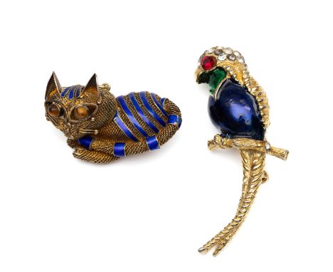 Verguld zilveren broche, in de vorm van een poes. Met ogen van tijgeroog en gedecoreerd met blauw email. Hierbij een Costume 