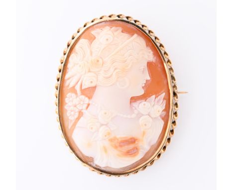 14 kt. Gouden broche, bezet met een schelpcamee met portret van een dame bruto 13,3 gr., h. 53 x b. 40,7 mm [1] 14 k. gold br