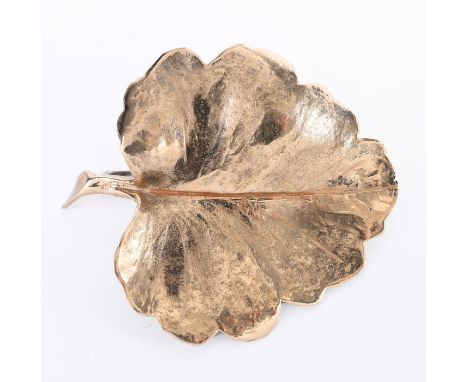 18 kt. Gouden broche, in de vorm van een naturalistisch vormgegeven blad. De speld onedel bruto 17,7 gr., h. 43 x b. 37 mm [1