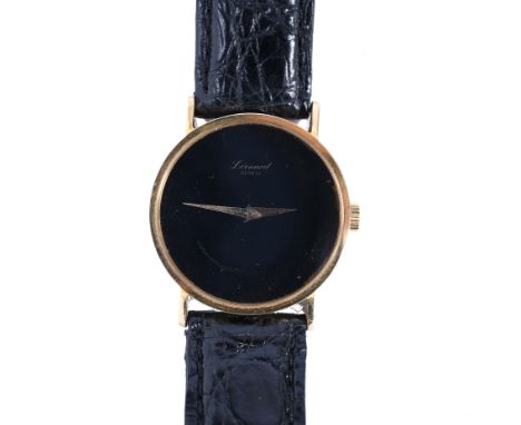 Leonard, 18 kt. gouden mechanisch heren polshorloge. Met een zwarte wijzerplaat (licht beschadigd), aan een zwart krokodillen