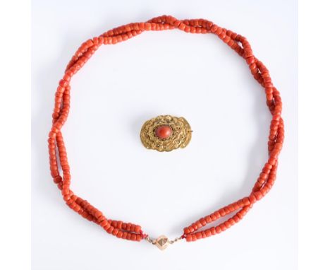 14 kt. Gouden collier sluiting, voor vijf rijen. Bezet met een ovale cabochon geslepen bloedkoraal en gedecoreerd met filigra