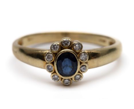 14 kt. Gouden ring, bezet met een ovale blauwe saffier (5 x 4 mm) in een entourage van briljant geslepen diamant (totaal ca. 