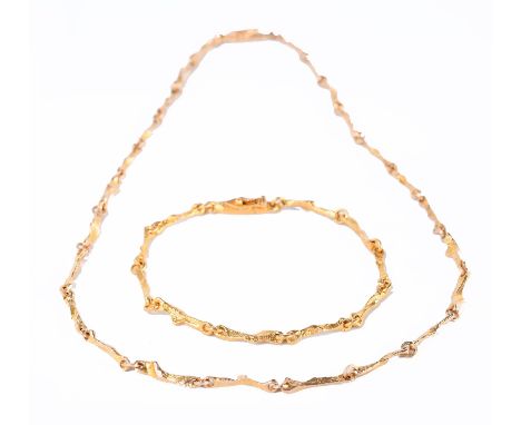 Lapponia, 14 kt. gouden collier en armband. Opgebouwd uit organische vormgegeven schakels. Met jaarletters F8 voor 1983 en F9