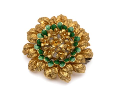 18 kt. Gouden ronde broche. Het hart met kleine bloemen waaromheen rijen bladeren. De middelste rij bladeren gedecoreerd met 