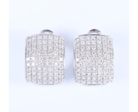 18 kt. witgouden brede oorstekers, pavé bezet met briljant geslepen diamant, met een totaalgewicht van ca. 3.00 ct. bruto 18,