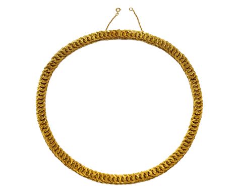 18 kt. Gouden fantasie schakel collier. Opgebouwd uit platte ronde schakels met een bewerkt oppervlak bruto 45,7 gr., l. 46 c