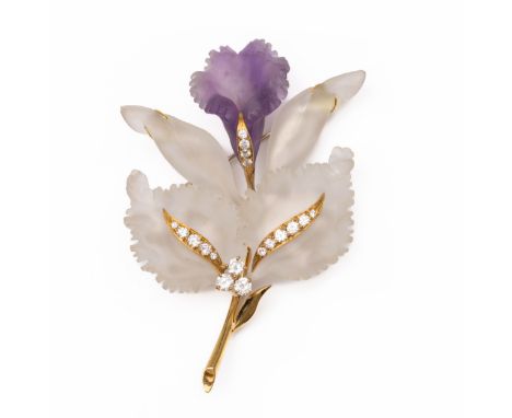 Frankrijk, 18 kt. gouden broche in de vorm van een orchidee. Met bloembladeren van bergkristal en amethist en verder bezet me